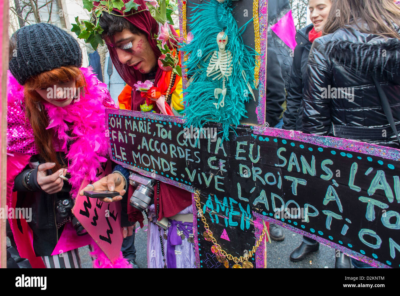 Parigi, Francia, Francese LGTB N.G.O. "Act Up Paris' Gruppo marciando al pro matrimonio gay dimostrazione, insolito Costume Uomo con croce sulla strada Foto Stock