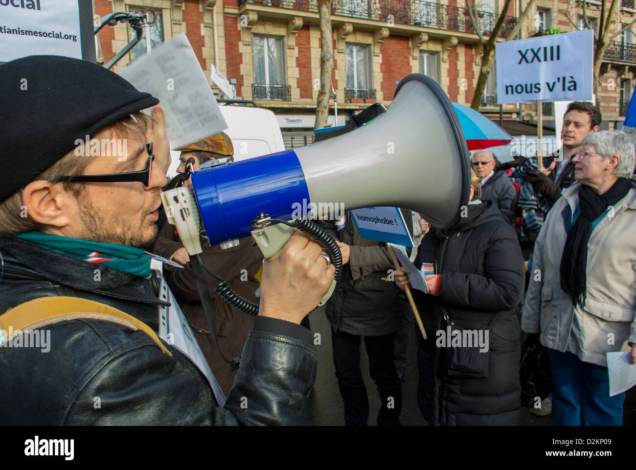 Parigi, Francia, gruppi religiosi LGTB francesi in marcia a pro Gay Marriage Demonstration, slogan Man Leading with megaphone on Street, demo di protesta sociale Foto Stock