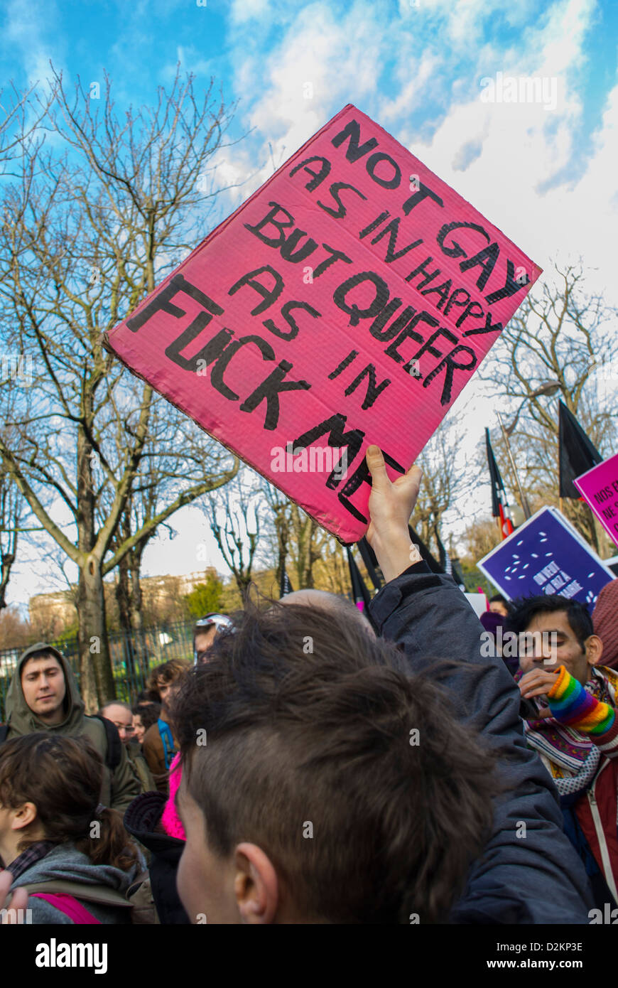 Parigi, Francia, francese LGTB N.G.O. Gruppi di Queer Marching a pro gay matrimonio dimostrazione, tenendo segno di protesta gay Foto Stock