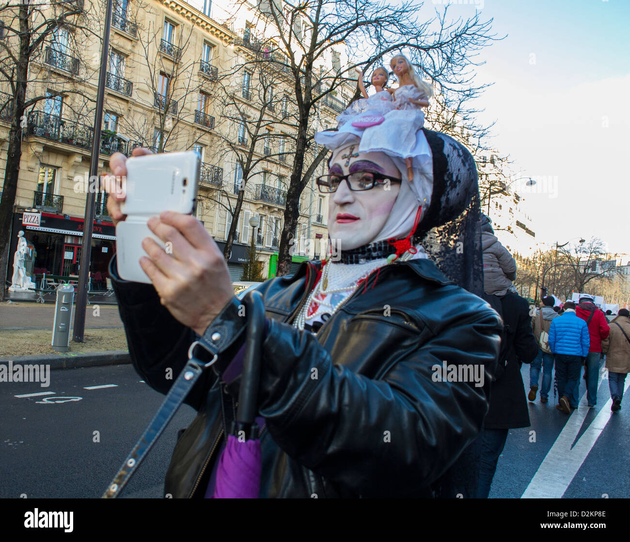 Parigi, Francia, Ritratto, uomo in costume in strada, scattare foto con Smart Phone, LGTB francese N.G.O. "Sisters of Perpetual Indulgence" fotografando a pro Gay Marriage Demonstration, Strange People Usual Foto Stock