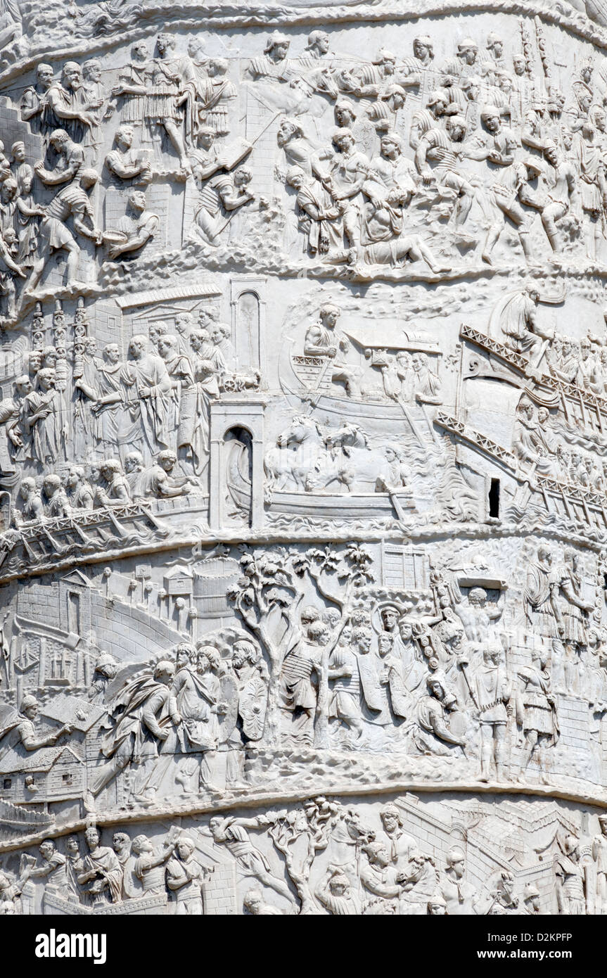 Roma. L'Italia. Vista ravvicinata dell'arte scultorea dettaglio della Colonna di Traiano nel forum di imperatore romano Traiano Foto Stock