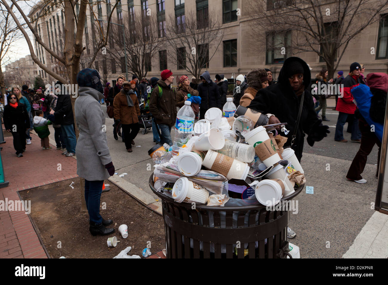 Scartato tazze da caffè traboccante pubblico dal cestino Foto Stock