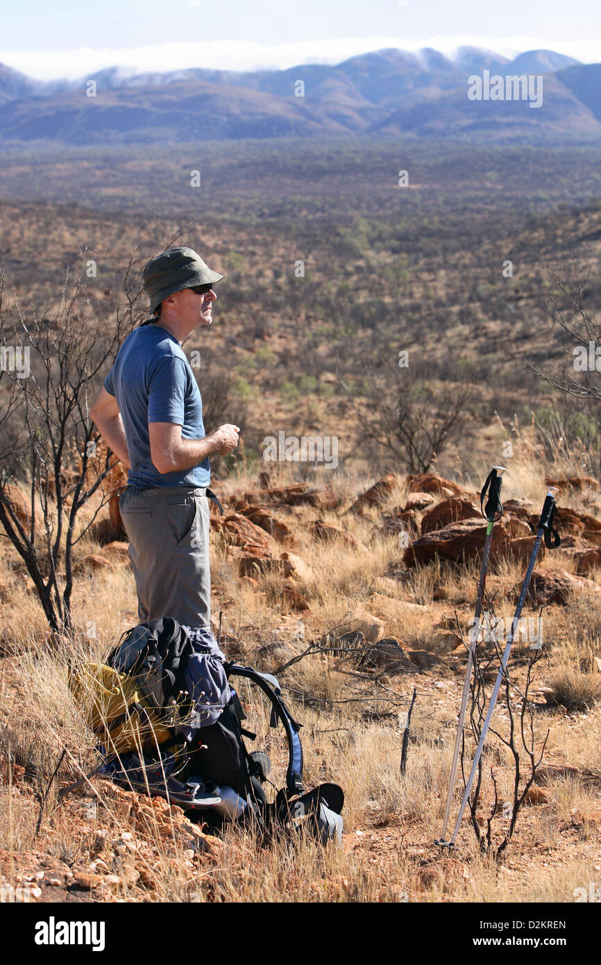 Walker per il Larapinta Trail. West MacDonnel Ranges, Australia centrale. Foto Stock