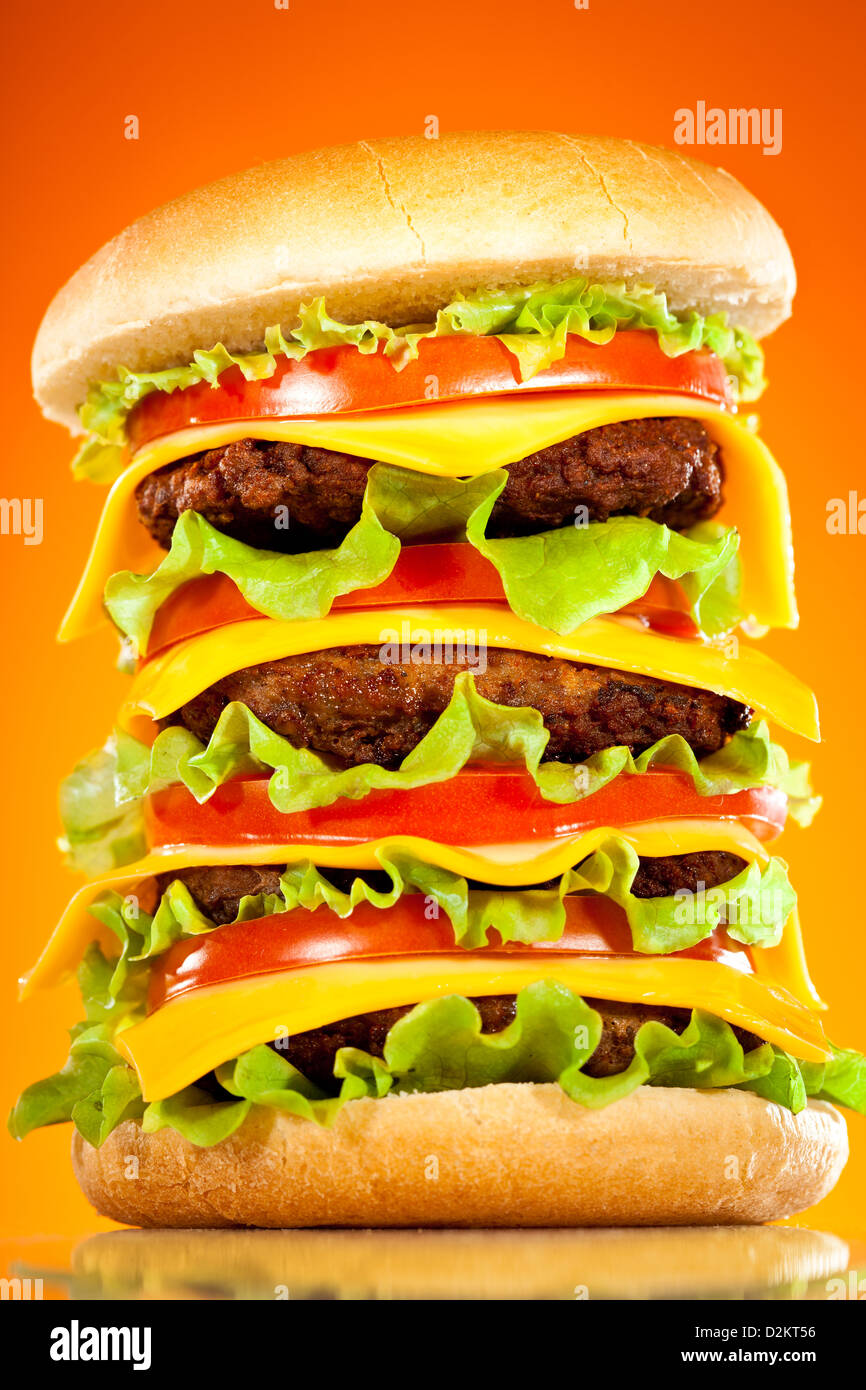 Gustosi e appetitosi hamburger su sfondo giallo Foto Stock