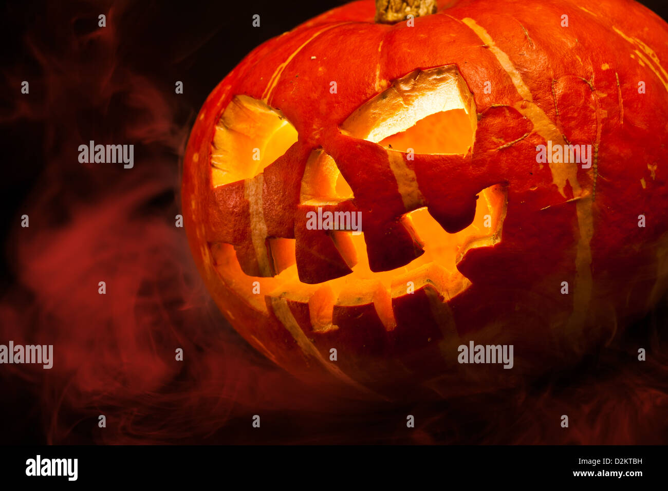 Scary vecchio jack-o-lantern su sfondo nero. Foto Stock