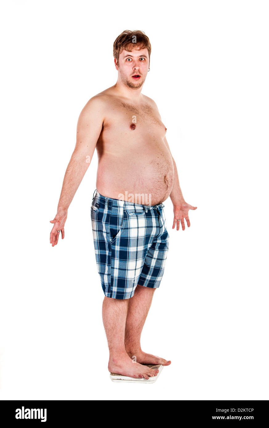 Il sovrappeso, uomo grasso del peso di se stesso sulla bilancia. Foto Stock