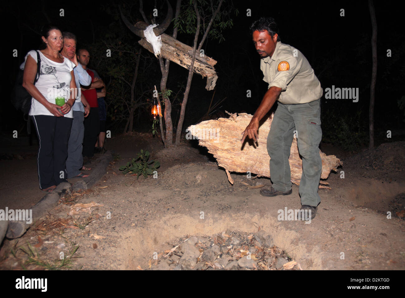 Ranger indigeni Fred Hunter dimostra la massa di cottura di un forno a Kakadu Cultura Camp. Territorio del Nord, l'Australia. Foto Stock