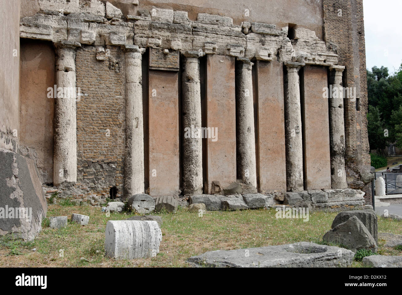 Roma Italia. Embedded colonne romane nella parete laterale di San Nicola in Carcere chiesa dedicata a Greco di San Nicola di Myra Foto Stock