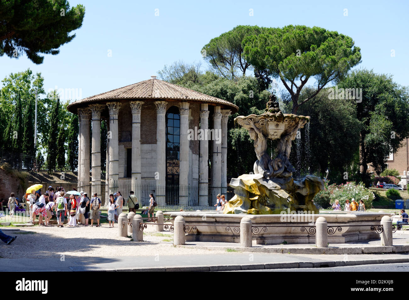 Roma Italia. La circolare tempio di Ercole Vincitore e il XVII secolo Fontana dei Tritoni situato nel Foro Boario. Foto Stock