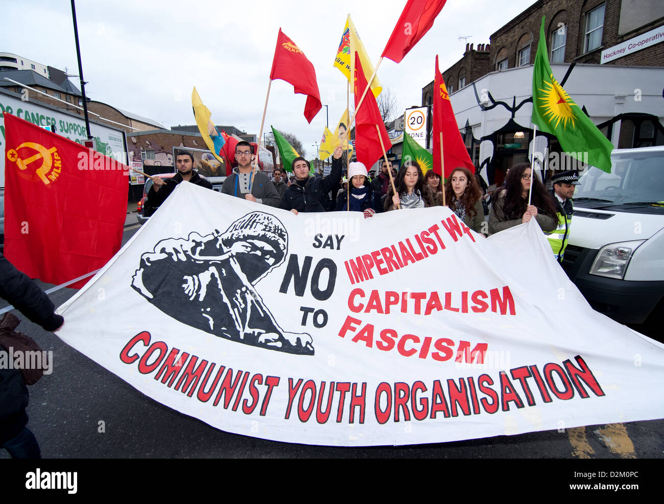 La gioventù comunista organizzazione marching durante il primo anniversario del massacro di Roboski rally a Londra. Foto Stock