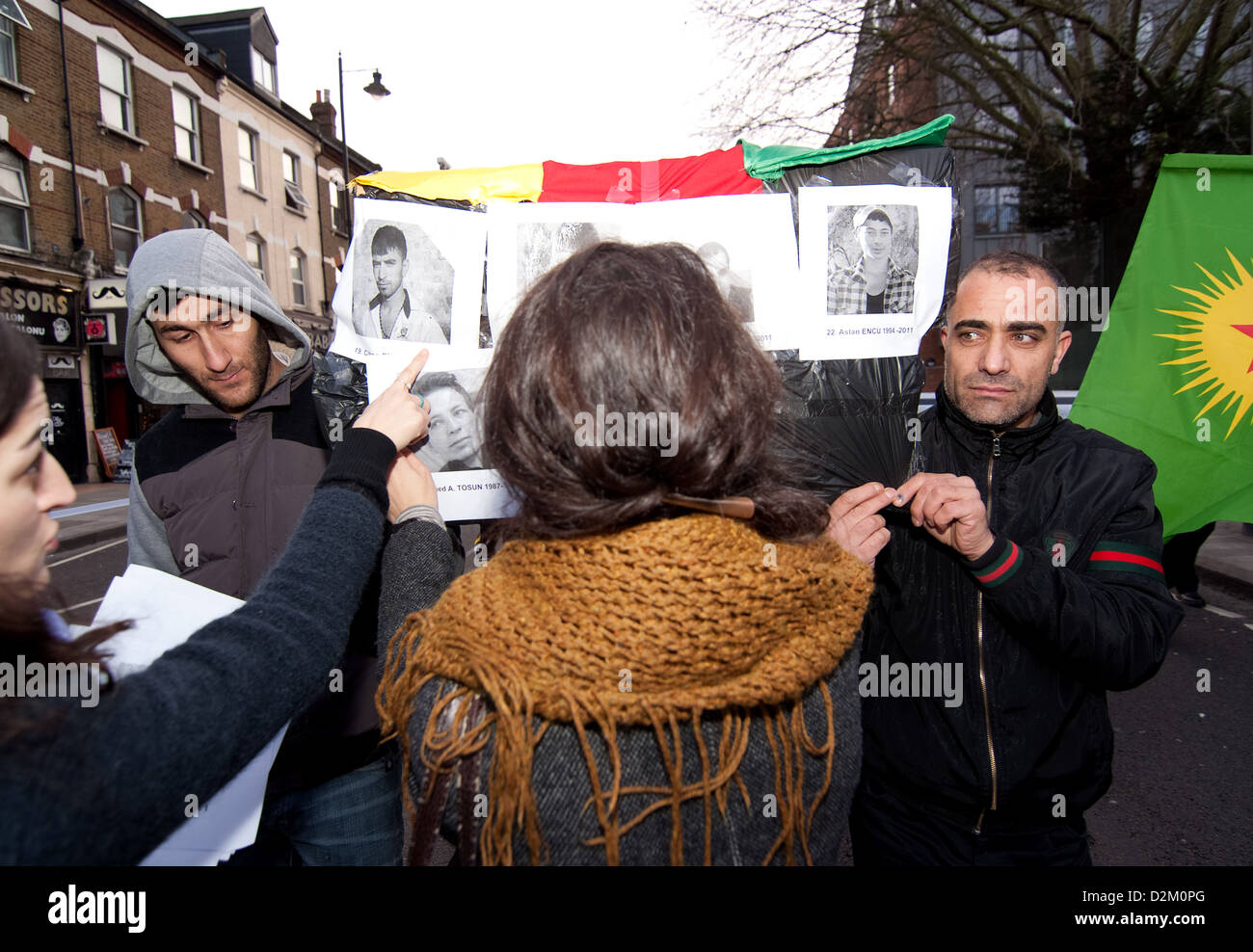 Donne curde posizionare le immagini del massacro di Roboski vittime su una bara , durante una commemorazione di rally per il 34 civili Foto Stock