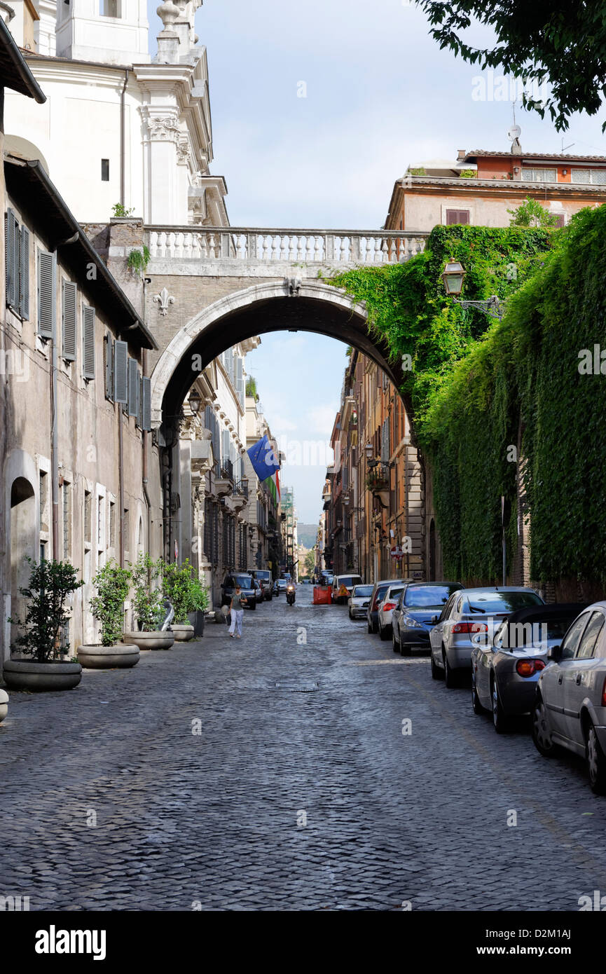 Roma. L'Italia. Vista dell'Arco Farnese, un su Via Giulia che è considerata una delle più pittoresche strade in una Roma Foto Stock