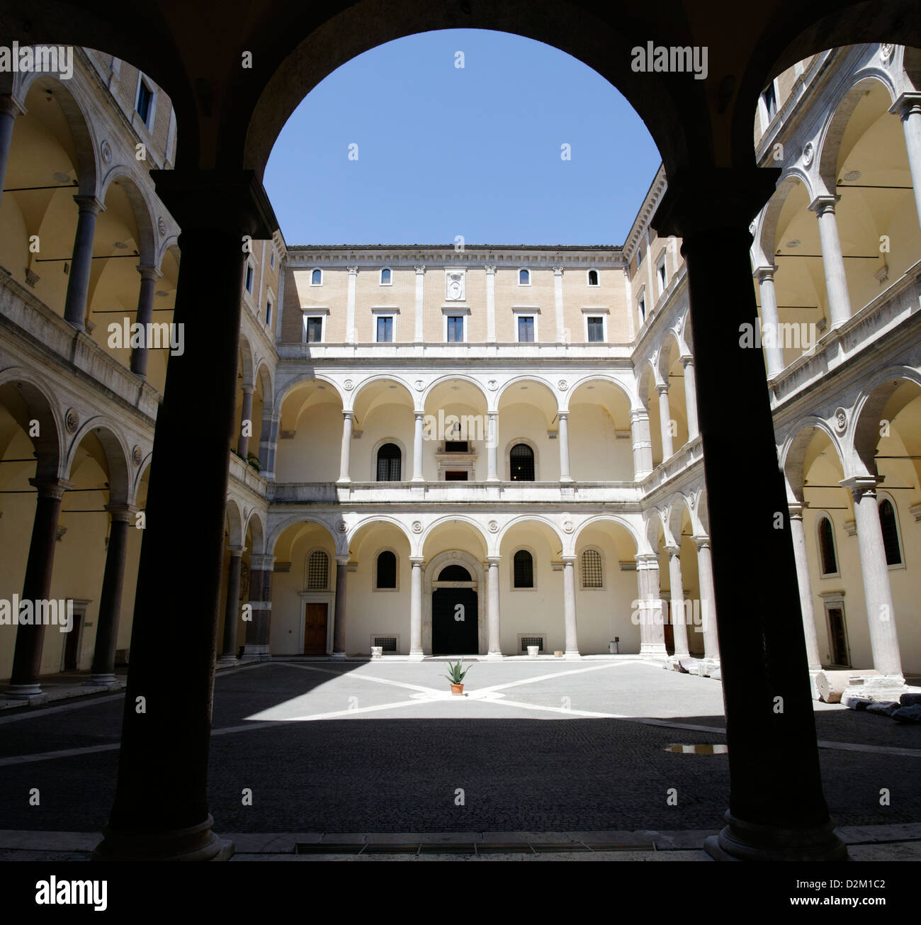 Roma Italia. Il XV secolo Palazzo della Cancelleria (Palazzo Cancelleria) cortile interno con la cultura Egiziana di colonne in granito Foto Stock