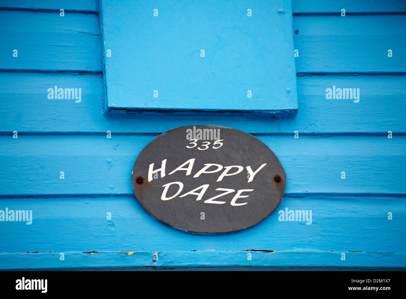 Happy Daze 335 capanna sulla spiaggia a Mudeford Hengistbury Head, Christchurch, Dorset UK nel mese di gennaio Foto Stock