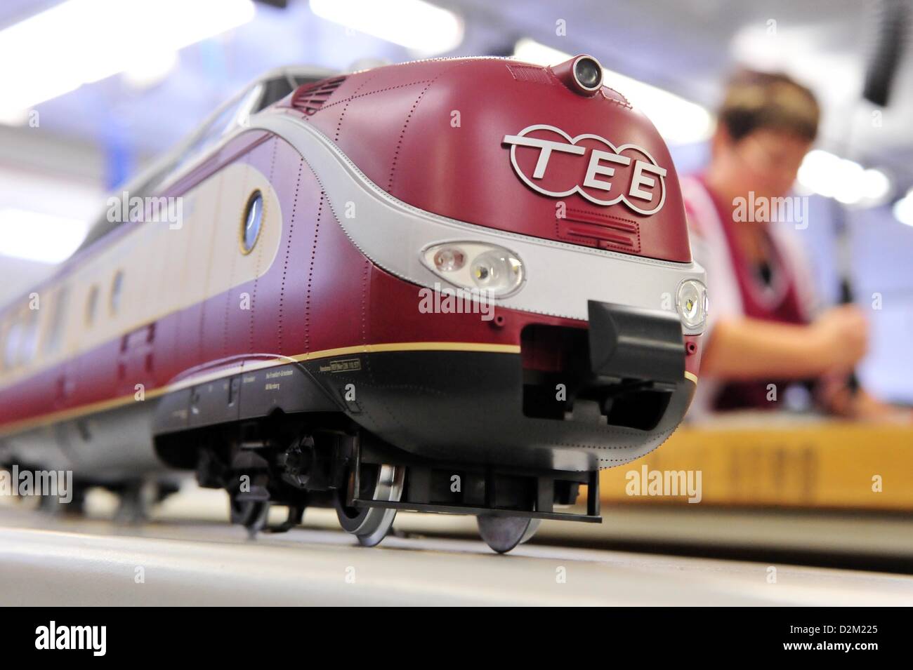 Il controllo finale del treno Trans Europe Express del G-scala linea di prodotto presso la sede fabbrica del modello di treno fabbricante Piko in Sonnenberg, Germania, 22 gennaio 2013. Il modello della Turingia treno produttore è uno dei più grandi e meglio noto modello di treno marche in Europa e gode anche di un ampio seguito negli Stati Uniti e in altre parti del mondo. Foto: Stefan Thomas Foto Stock