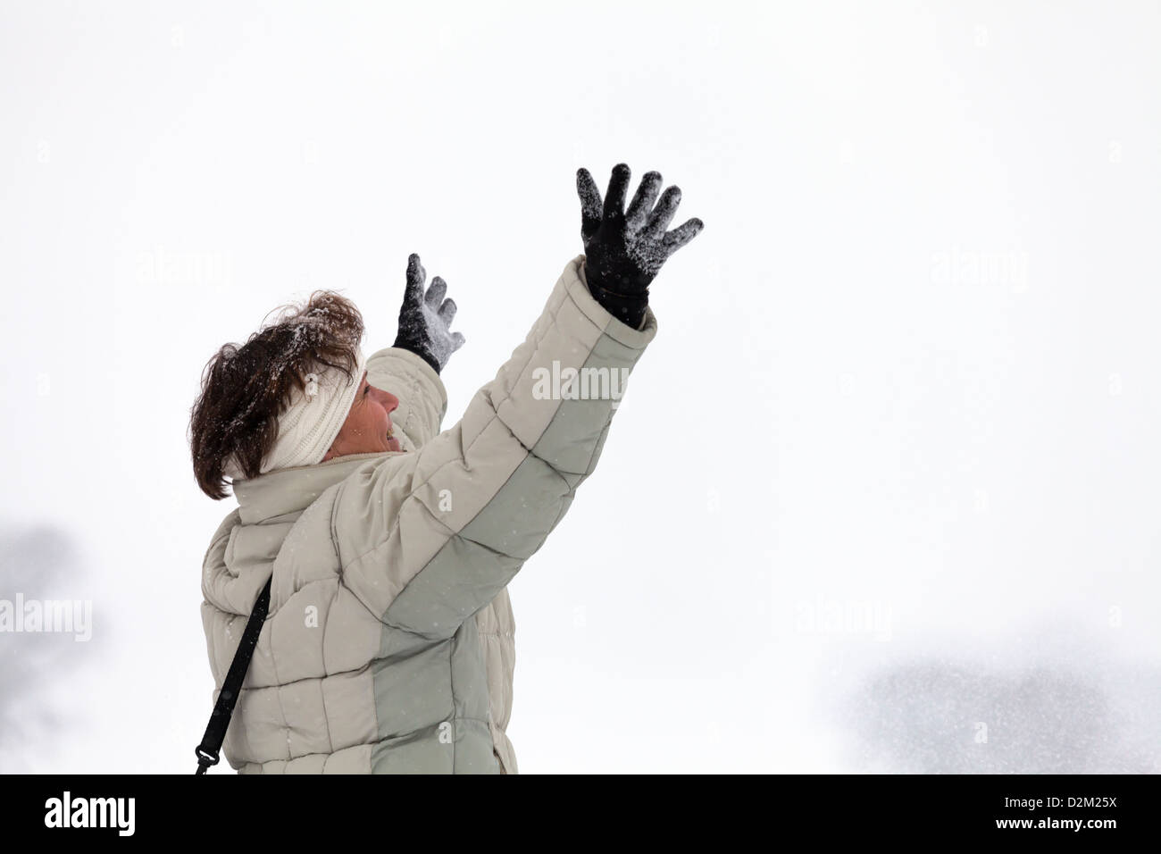 Felice estatica donna di mezza età godendo inverno all'esterno. Foto Stock