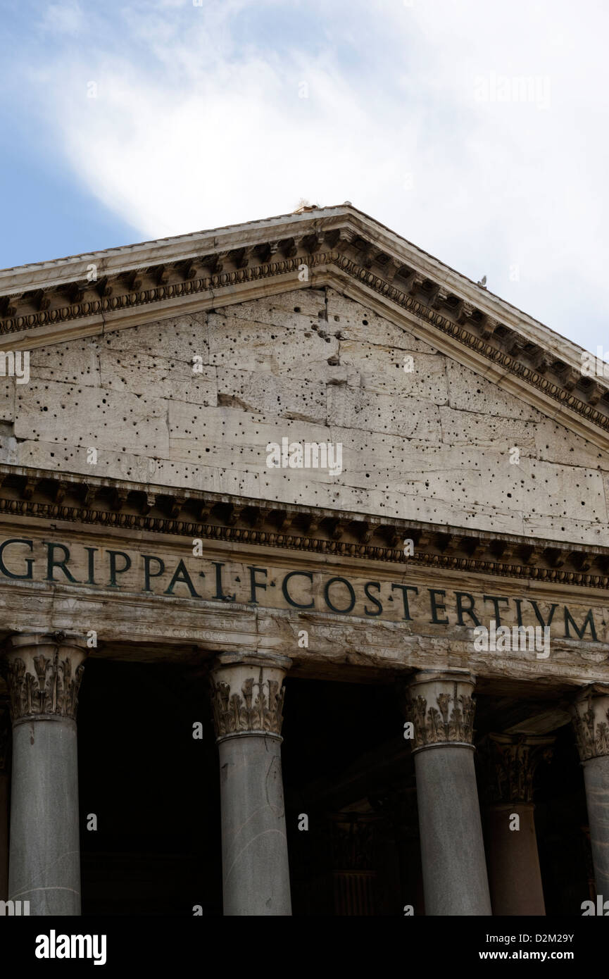 Roma. L'Italia. Vista la grandiosa granito portico colonnato e frontone del Pantheon, un capolavoro architettonico. Foto Stock