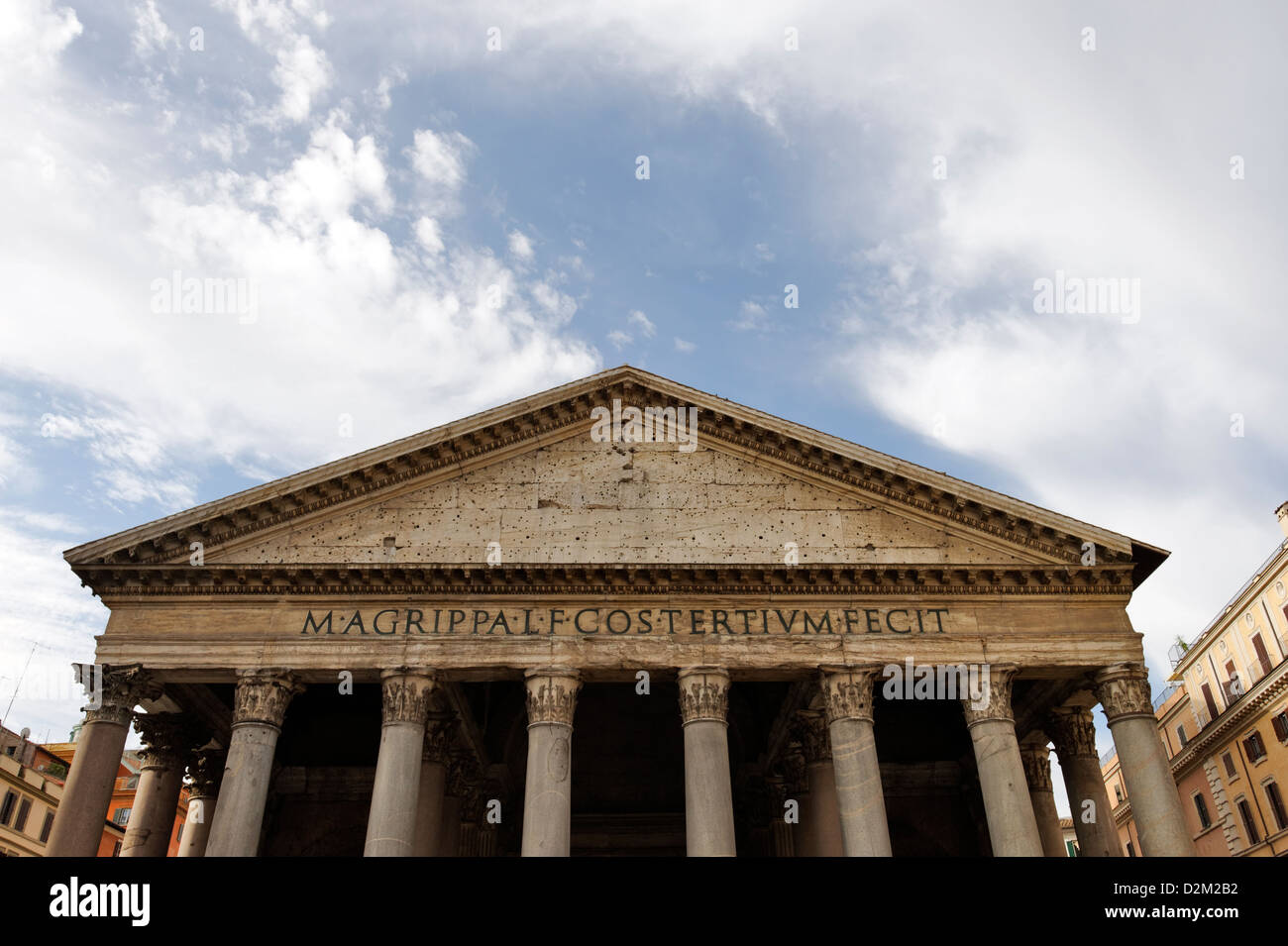 Roma. L'Italia. Vista la grandiosa granito portico colonnato e frontone del Pantheon, un capolavoro architettonico. Foto Stock