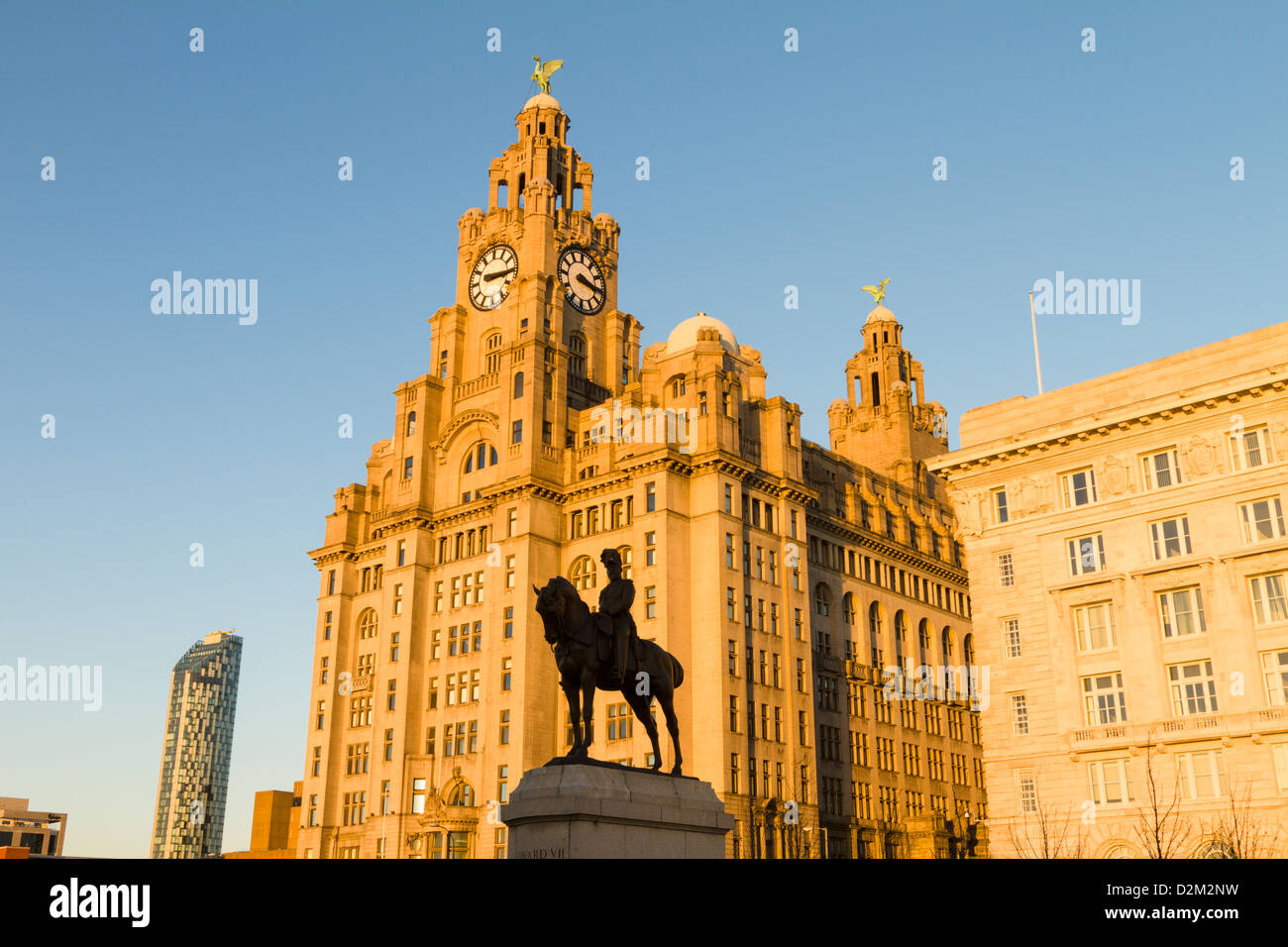 Edifici di fegato e la statua di Edward VII, Liverpool, in Inghilterra Foto Stock