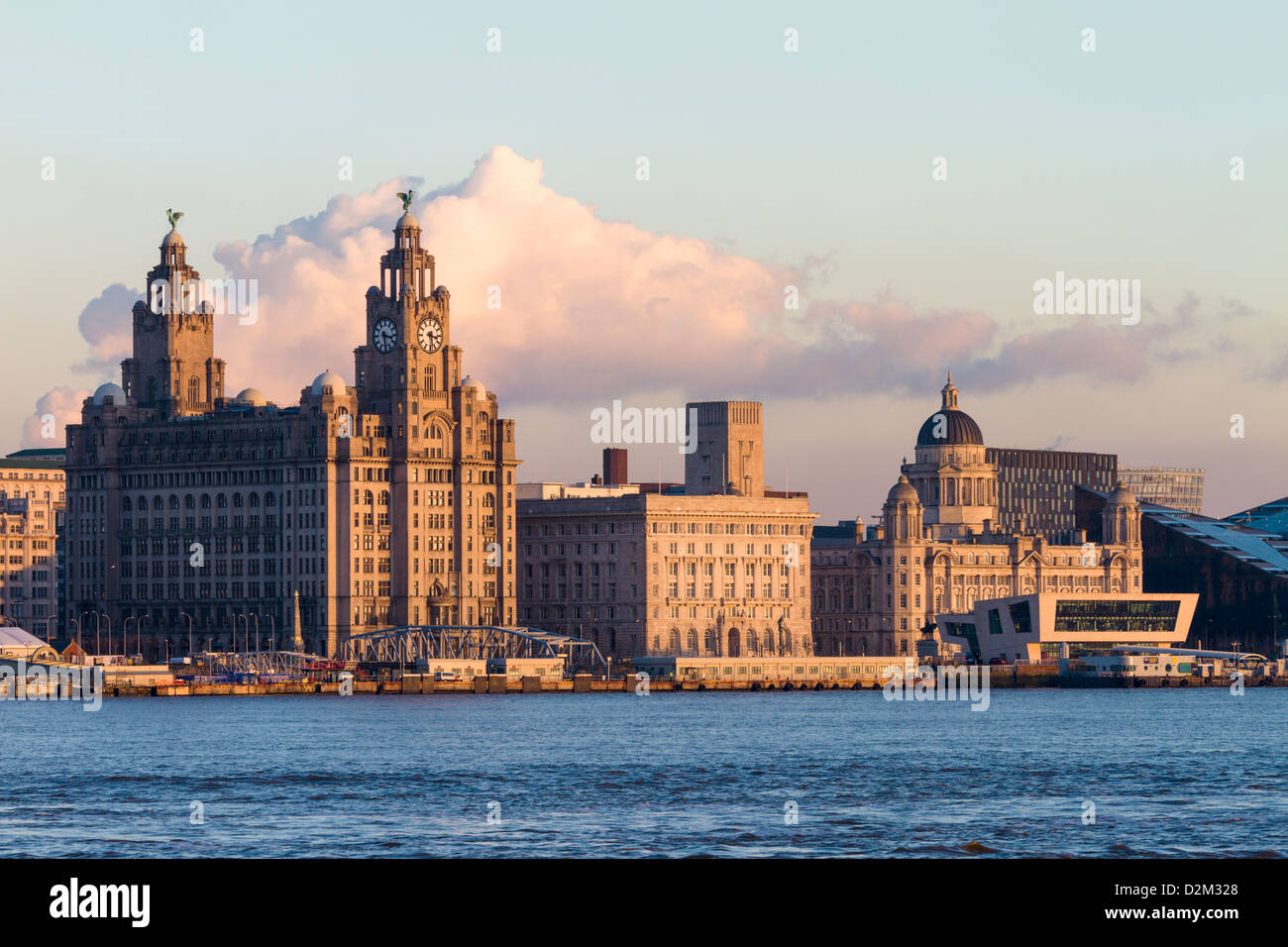 Lo skyline di Liverpool che mostra il Liver Building Foto Stock