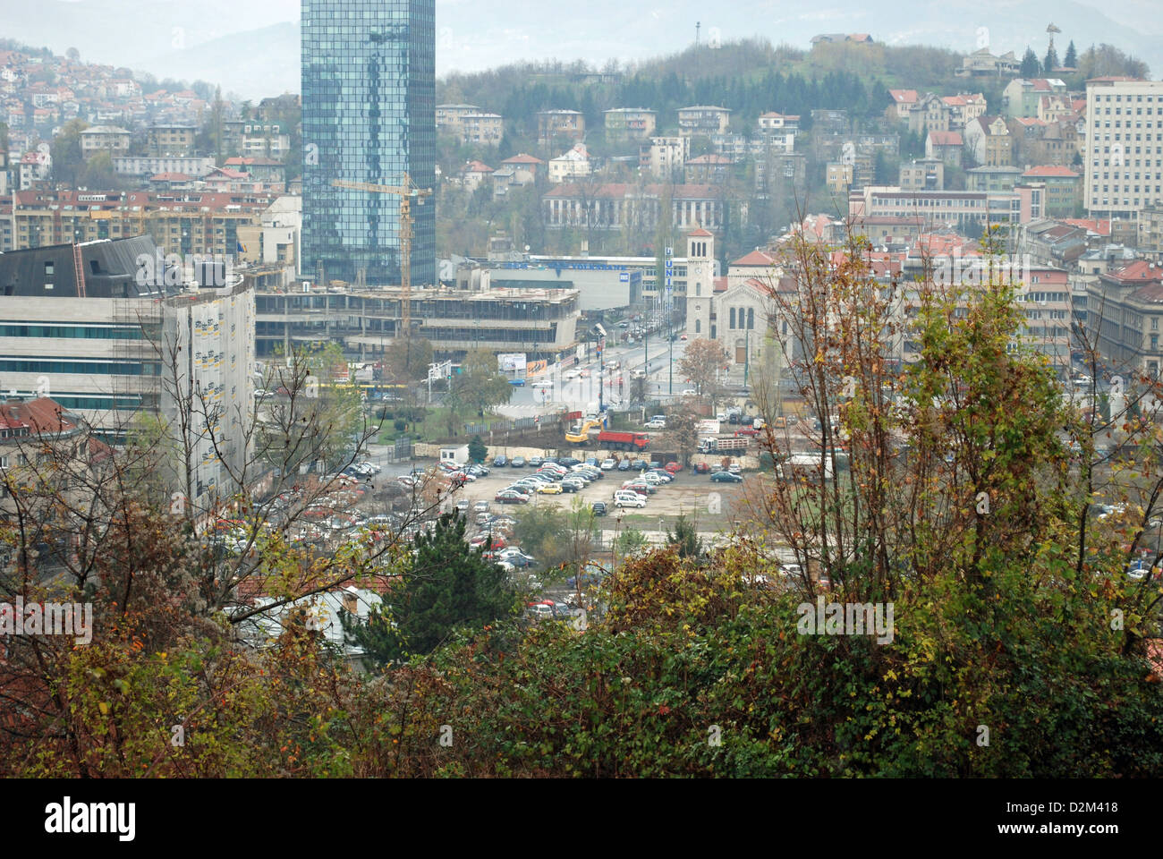 Un serbo-bosniaco sniper's vista di Sarajevo dal vecchio cimitero ebraico sul Monte Trebevic sopra la città. Foto Stock