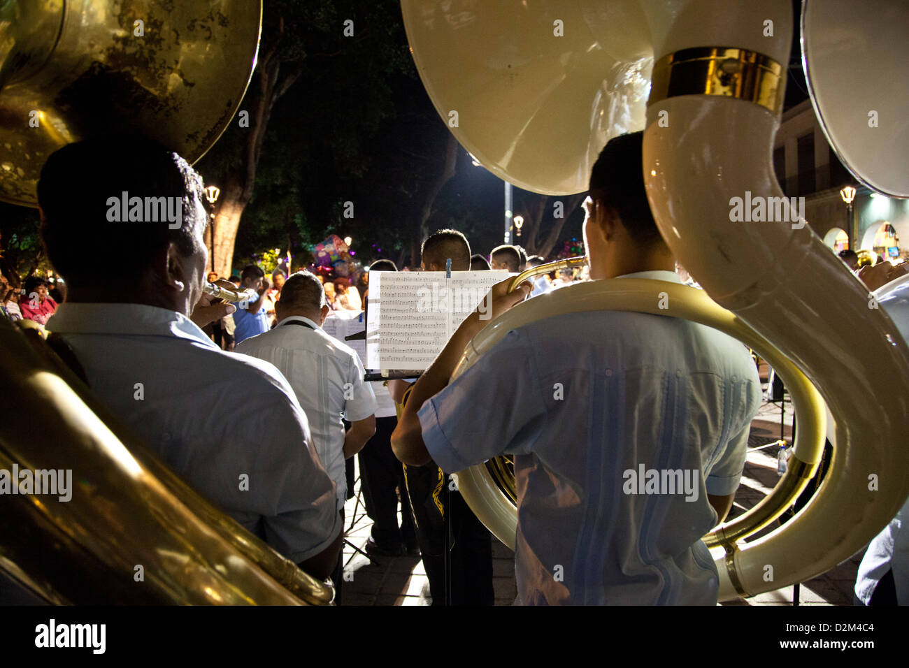 Banda di ottoni giocare sullo Zocalo di Oaxaca in Messico Foto Stock