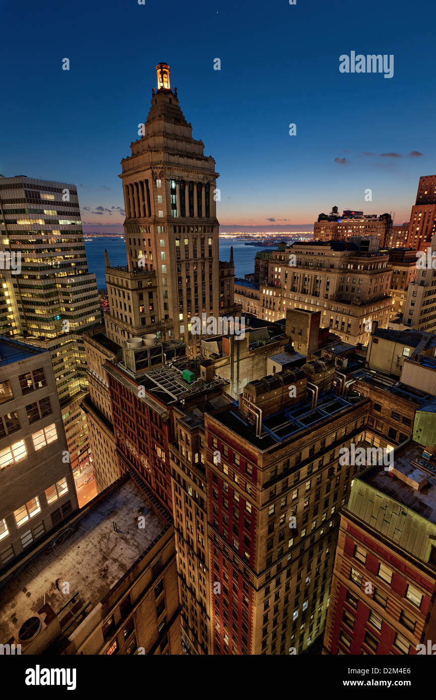 New York skyline della città e olio standard di costruzione presso il blue ora preso da un tetto, Manhattan, il quartiere finanziario di New York, Stati Uniti d'America Foto Stock