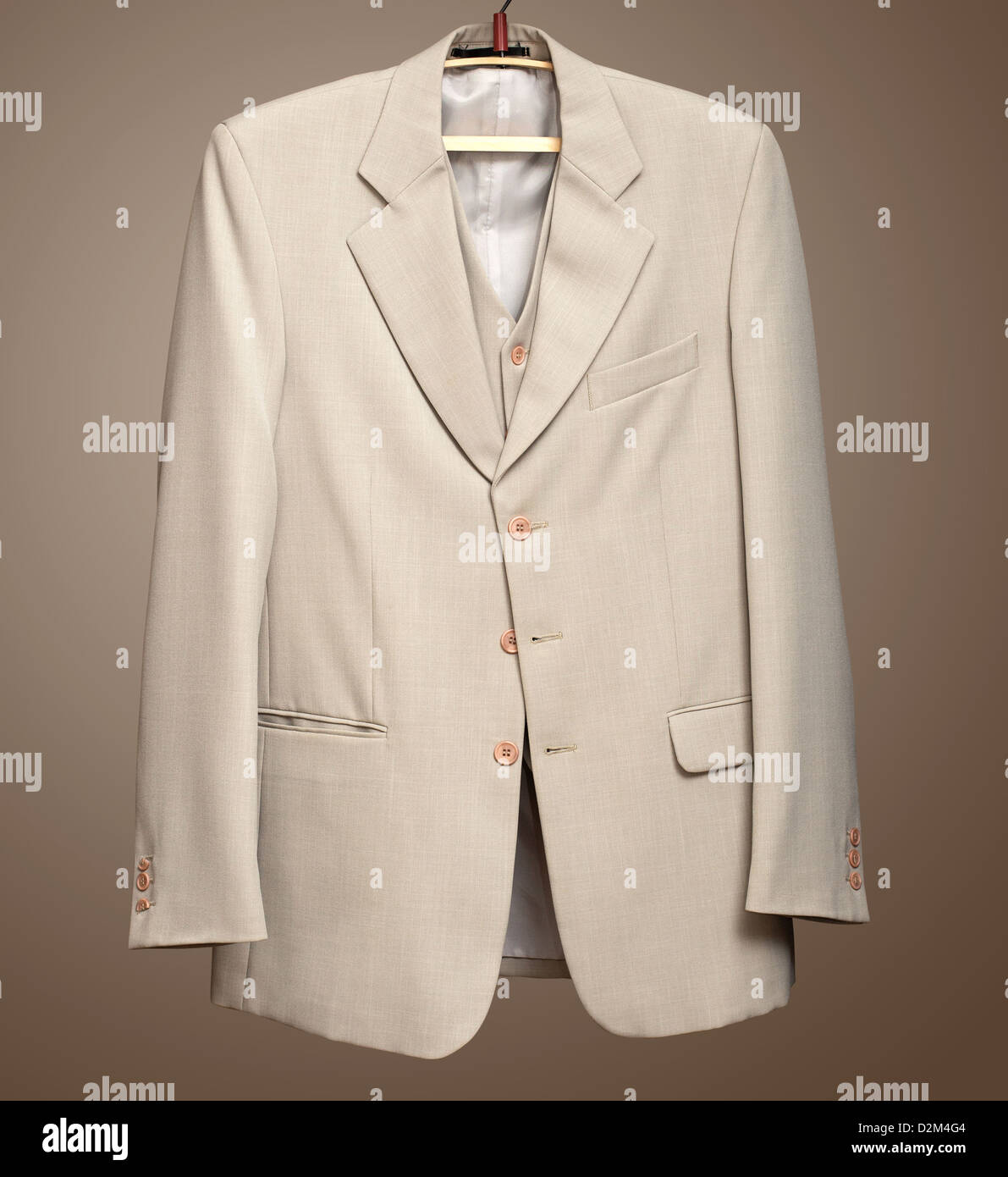 Giacca Beige sulla bilancella con tracciato di ritaglio Foto Stock