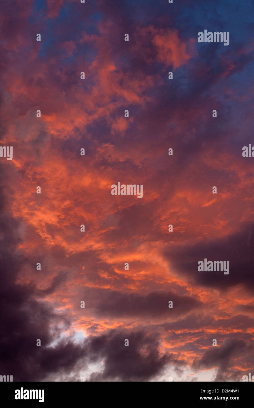 Pressione atmosferica del Cielo e nubi tranquillo all'alba Foto Stock