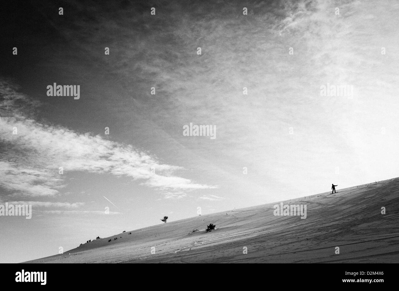 Uno snowboarder scende una collina vicino a Roseberry Topping nello Yorkshire, Inghilterra. Foto Stock