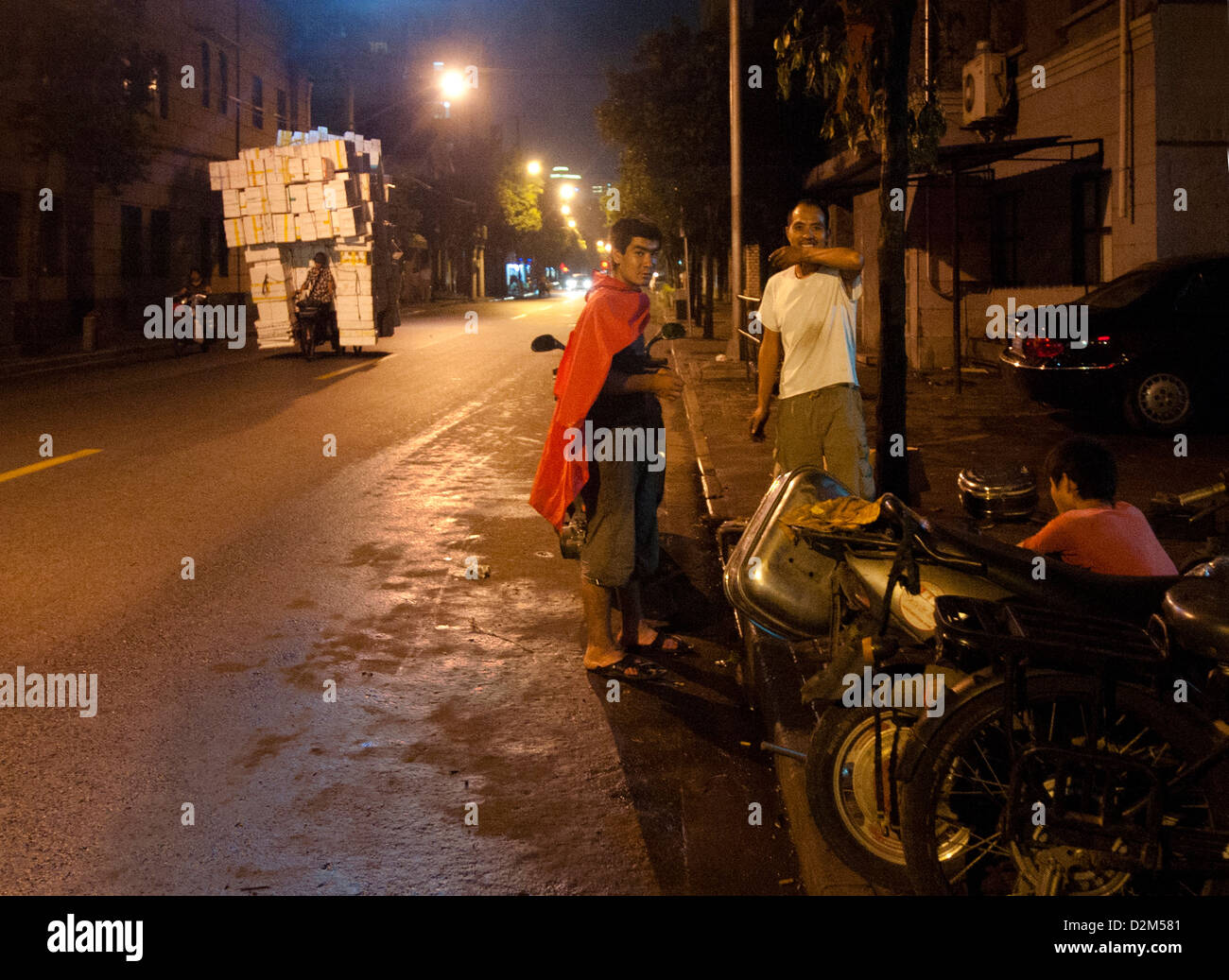 Styrofoam il trasporto della bicicletta in Cina a Shanghai Foto Stock