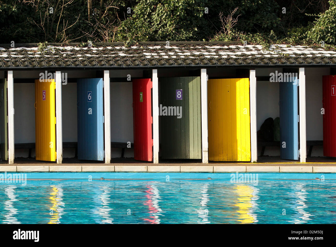 Porte colorate per outdoor spogliatoi presso la piscina all'aperto a Tooting Bec Lido South London REGNO UNITO Foto Stock