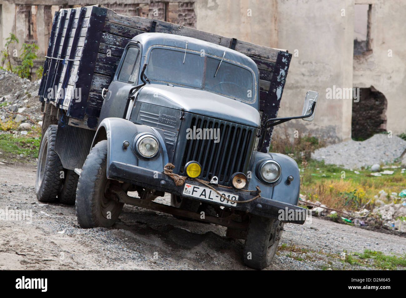 Vecchio-sovietica effettuate carrello parcheggiato in Mestia, l'insediamento principale della Georgia regione Svaneti Foto Stock