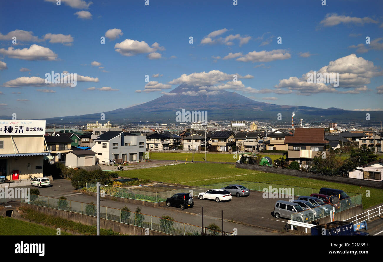 Il monte Fuji in cloud parziale visto dalla principale Tokyo alla Stazione di Osaka-line wit Fuji sobborghi della città nella parte anteriore. Foto Stock