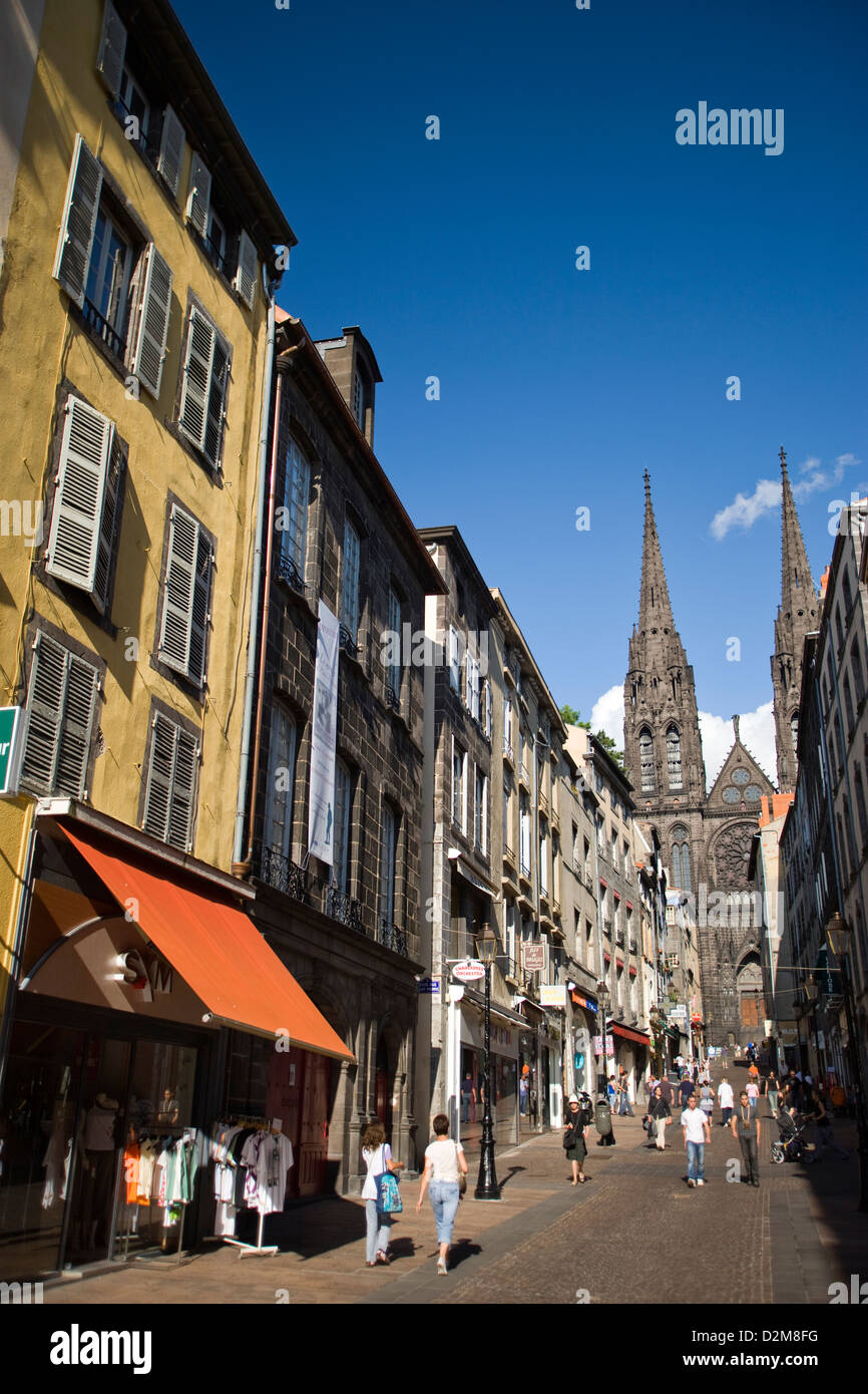 RUE DE GRAS LA CATTEDRALE DI NOTRE DAME DI CLERMONT FERRAND CANTAL AUVERGNE FRANCIA Foto Stock