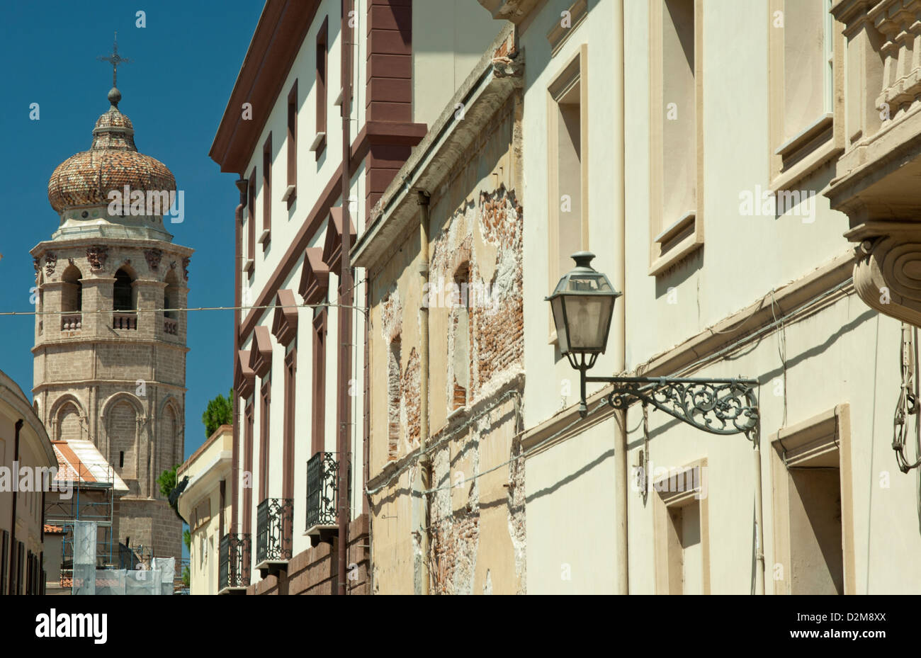 Vecchia strada e Cattedrale Santa Maria nella città di Oristano, Sardegna, Italia, Europa Foto Stock