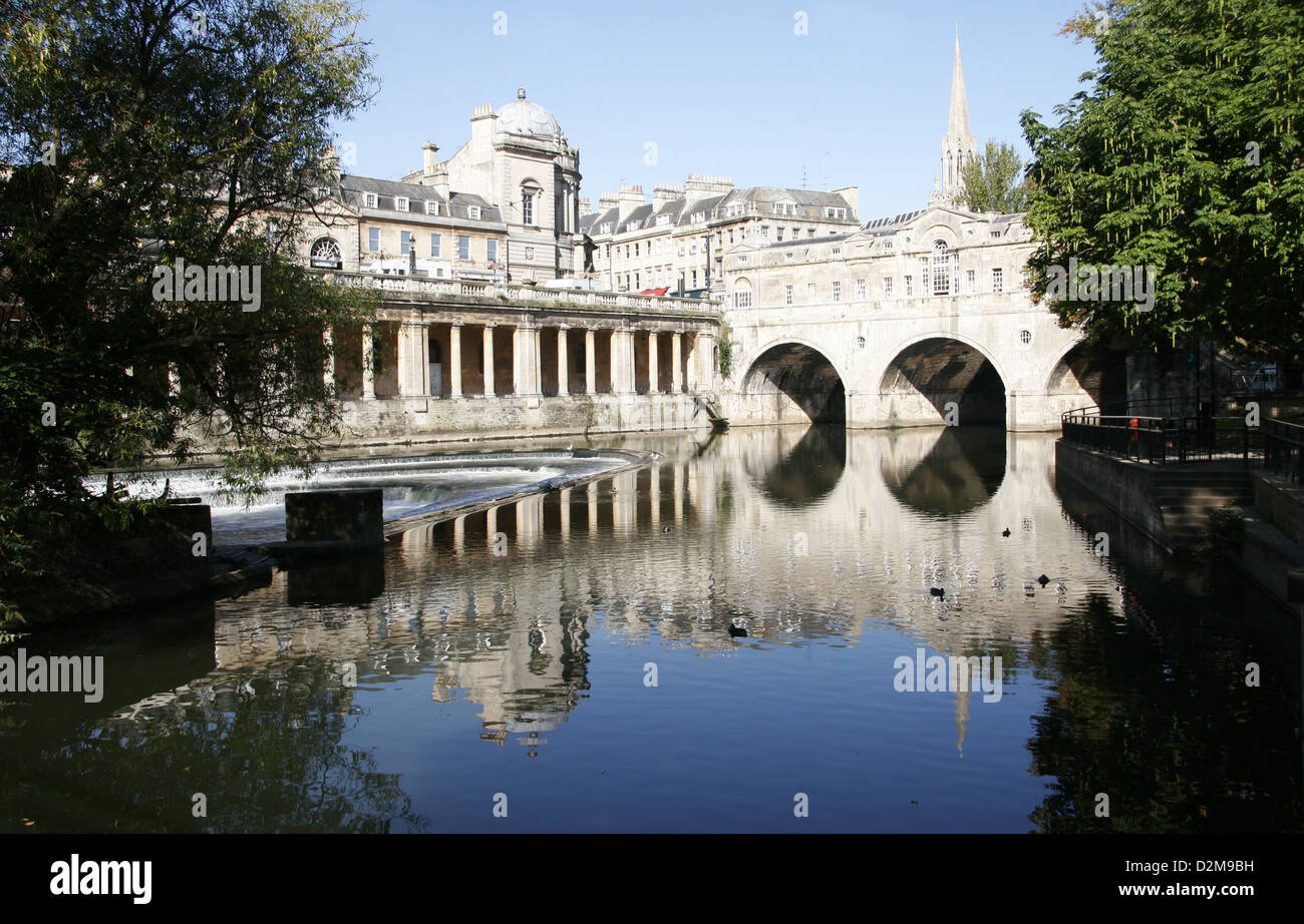 Questo ponte è stato progettato da Robert Adams ed è un punto di riferimento in un bagno inglese famosa destinazione turistica Foto Stock