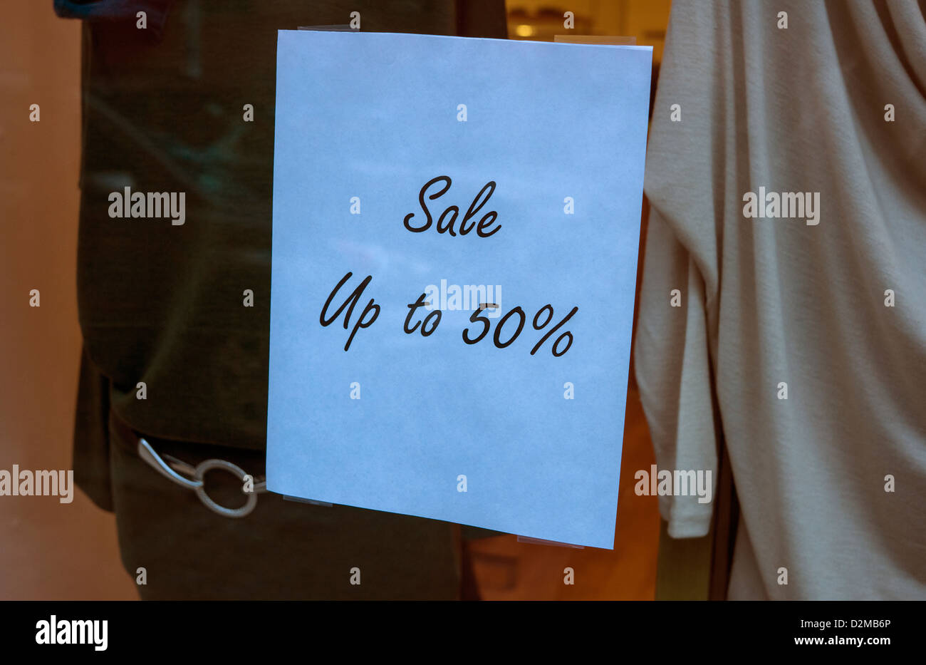 Fino al 50% di segno di vendita nella vetrina di un negozio di abbigliamento per donna Foto Stock