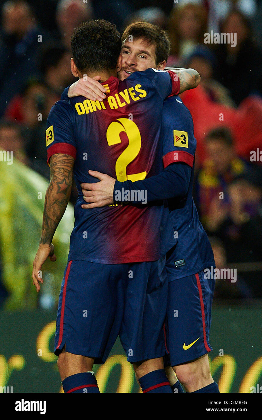 27.01.2013. Mou Camp, Barcelona, Spagna. Lionel Messi (FC Barcelona) celebra con il suo compagno di squadra Dani Alves (FC Barcelona), durante la Liga partita di calcio tra FC Barcelona e CA Osasuna, allo stadio Camp Nou a Barcellona, Spagna Foto Stock