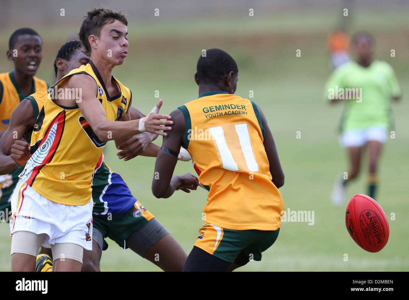 POTCHEFSTROOM, SUD AFRICA - 28 gennaio, Russell Wynne (Mount Barker, WA) della Australian boomerang e Atang Moshoeshoe (WC gazze) del SA Lions durante l'AFL Game 1 corrispondenza tra i battenti boomerang e Sud Africana Lions sotto 18's ad Mohadin Cricket Ground on gennaio 28, 2013 di Potchefstroom, Sud Africa Foto di Roger Sedres / Immagine SA Foto Stock