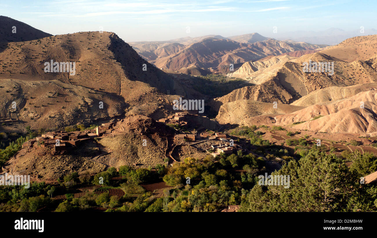 Colline aride, adobe villaggi e valli lussureggianti di area berbera del Marocco Foto Stock