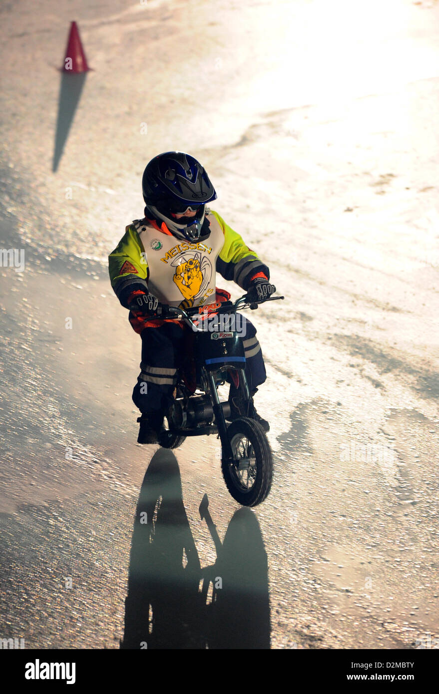 Cinque anni di Oscar Diemert dall'MMeissen aziona un ciclomotore elettrico durante un ice speedway gara a EnergieVerbund Arena di Dresda, in Germania, 19 gennaio 2013. Foto: Thomas Eisenhuth Foto Stock