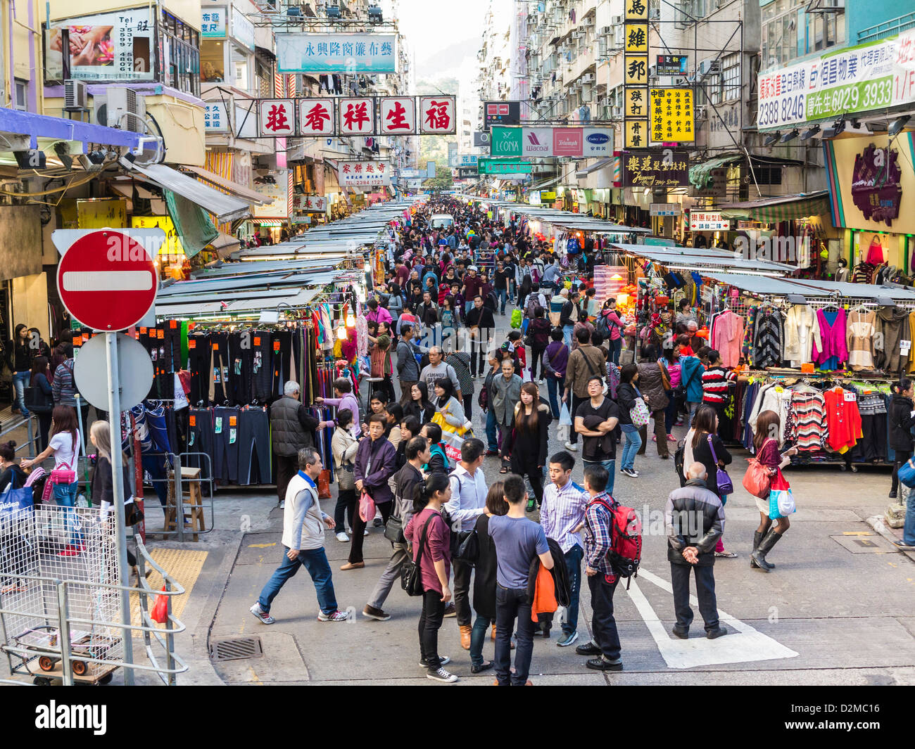 Occupato open-air Hong Kong street market scene Foto Stock