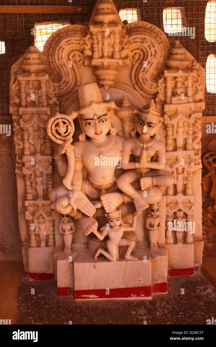 Statue in marmo di Mahavira che ha stabilito il Giainismo un indiano di religione. Tempio Jain Jaisalmer Rajasthan in India Foto Stock Statue in marmo di Mahavira che ha stabilito il Giainismo un indiano di religione. Tempio Jain Jaisalmer Rajasthan in India Foto Stock