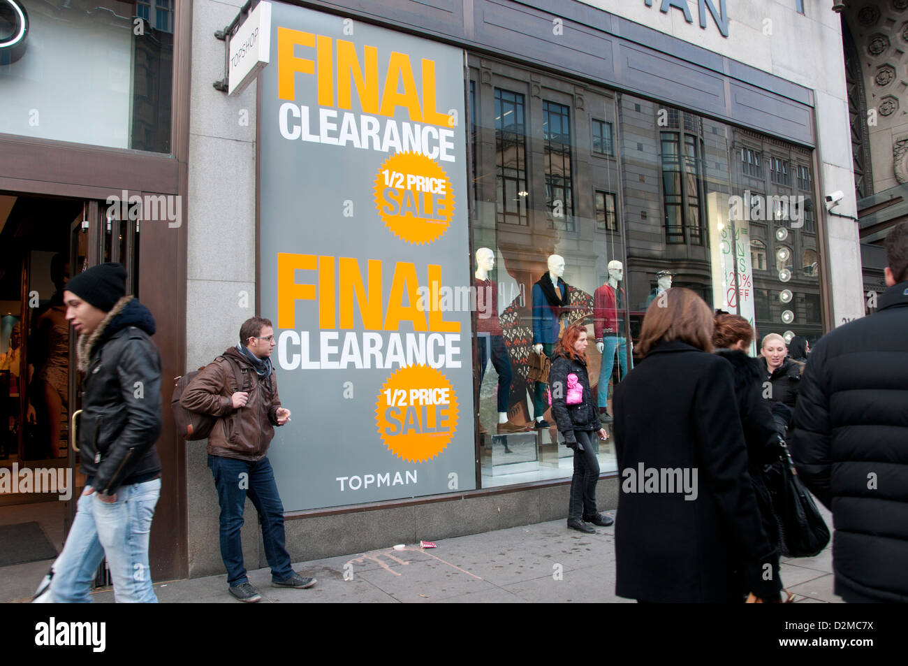 Vendite di Londra. La gente a piedi passato Topman, Oxford Street Foto Stock
