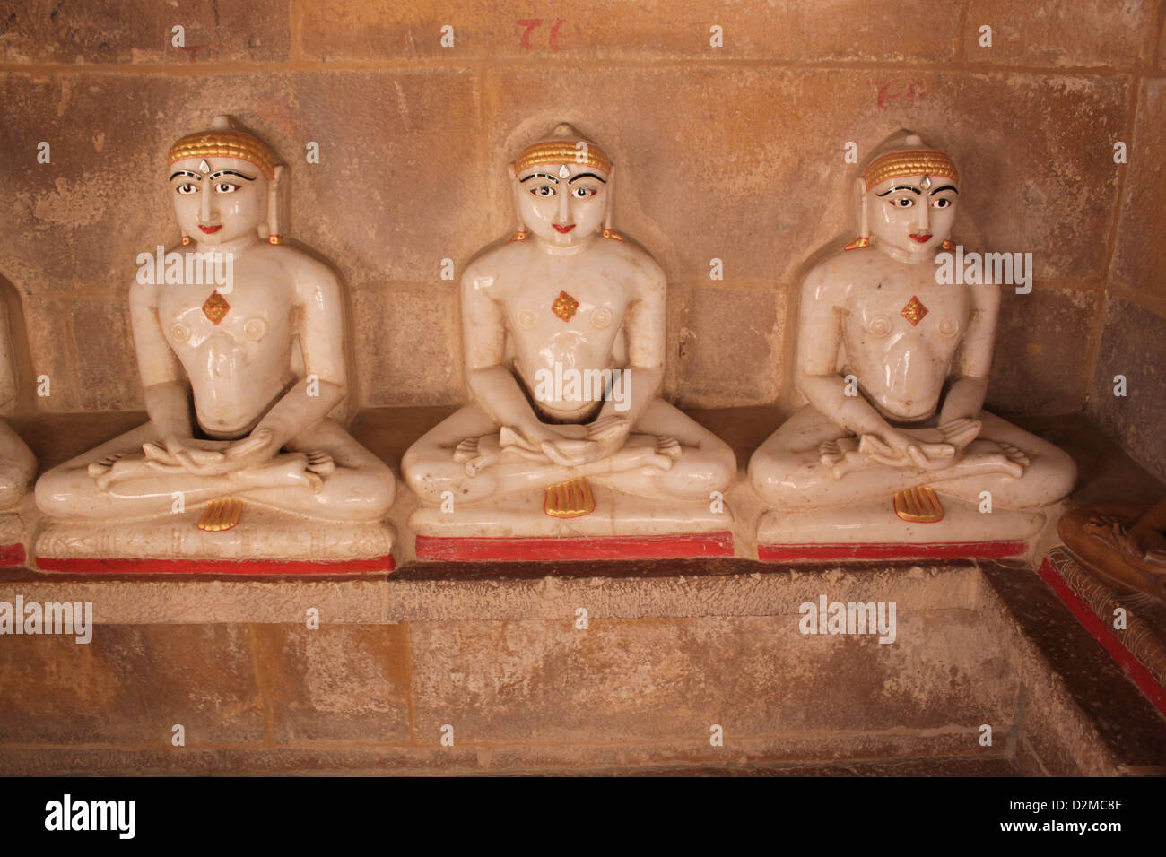 Statue in marmo di Mahavira che ha stabilito il Giainismo un indiano di religione. Tempio Jain Jaisalmer Rajasthan in India Foto Stock Statue in marmo di Mahavira che ha stabilito il Giainismo un indiano di religione. Tempio Jain Jaisalmer Rajasthan in India Foto Stock