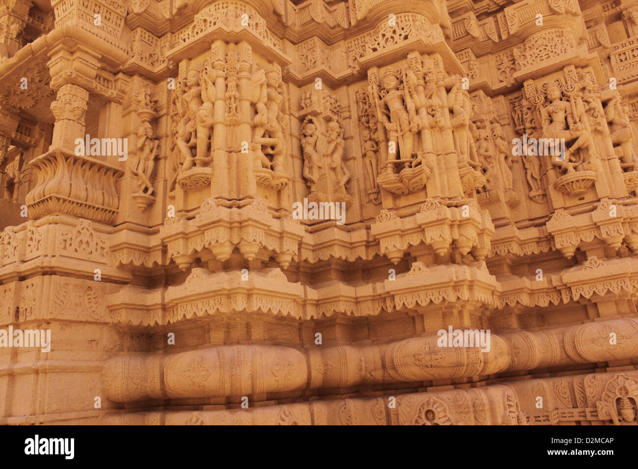 Intricato giallo decorativo sculture in pietra arenaria a tempio Jain jaisalmer Rajasthan in India Foto Stock
