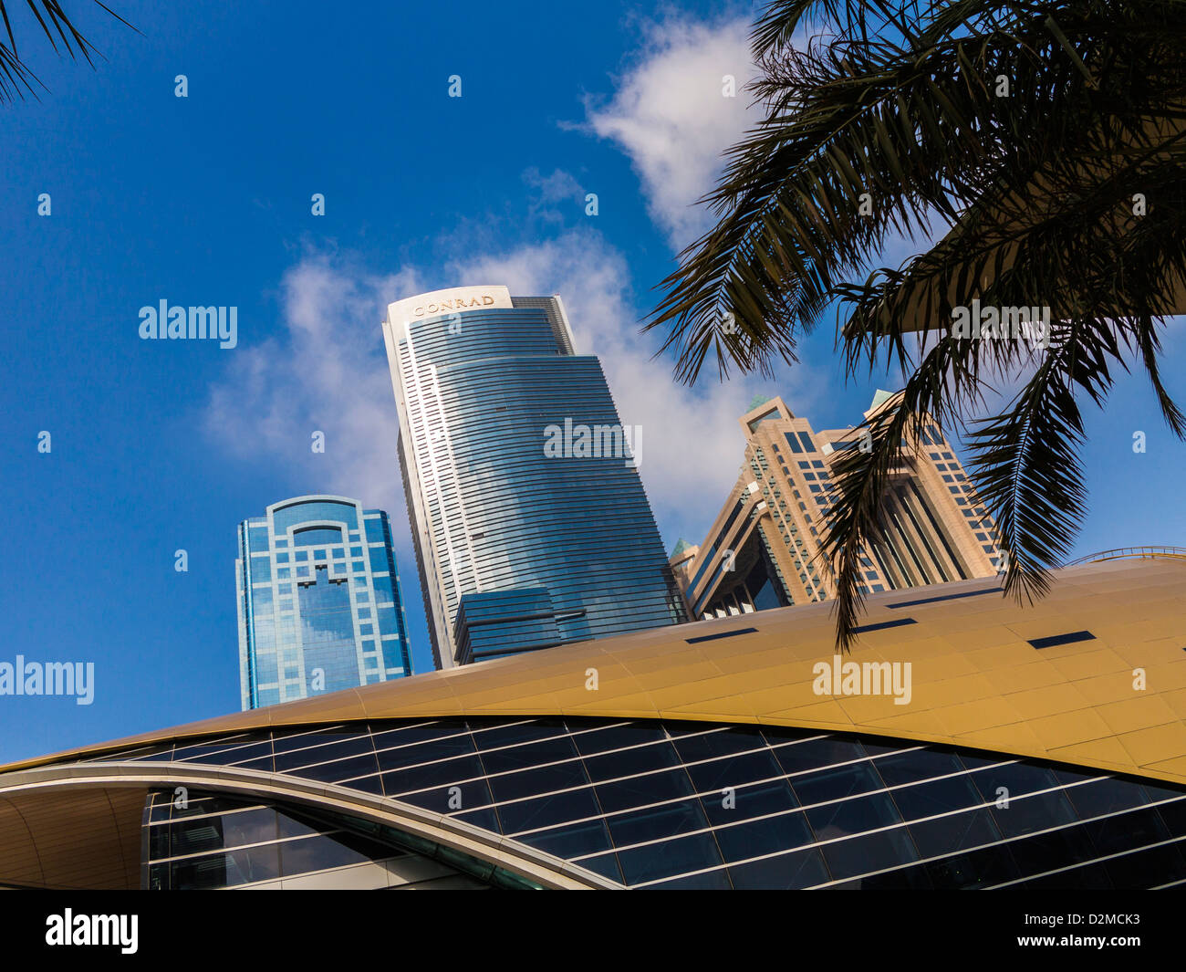 Conrad Hotel, Dubai (al centro) con Fairmont Hotel (R) e tetto curvo del World Trade Center di stazione della metropolitana in primo piano Foto Stock