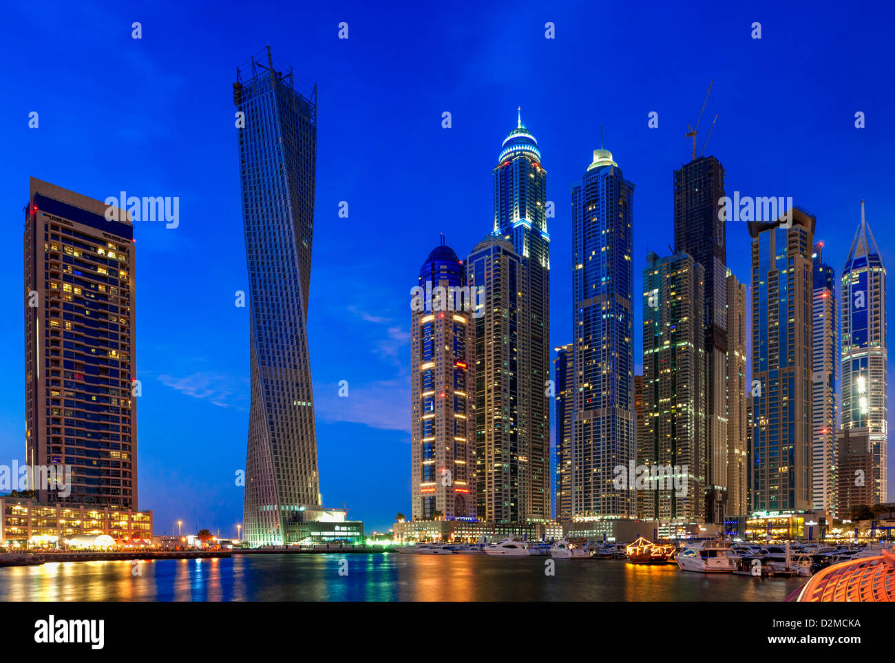 Skyline di Dubai - presso il porto turistico di Dubai, UAE di notte Foto Stock