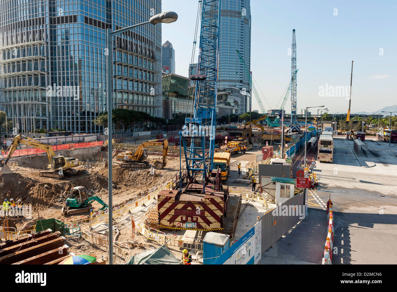 Grande sito di costruzione, cantiere vicino al molo di Hong Kong. Foto Stock